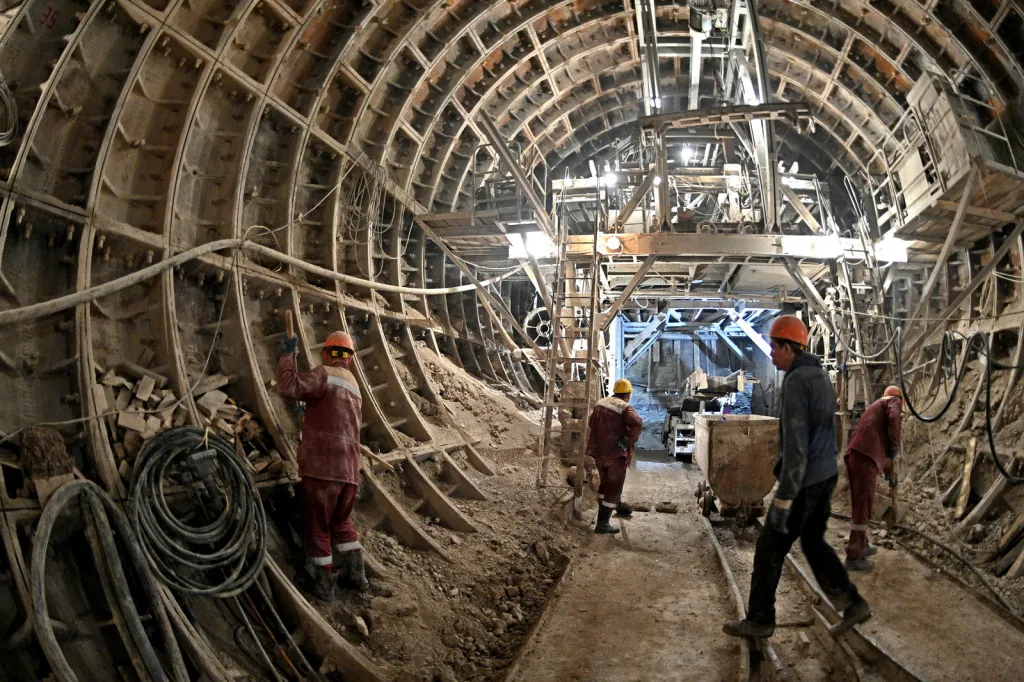 Рабочие прокладывают тоннель. станция Шереметьевская БКЛ, март 2021 года Рабочие прокладывают тоннель. станция Шереметьевская БКЛ, март 2021 года