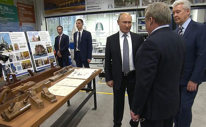 Владимир Путин посетил мастерские Концерна «КРОСТ» в «Технограде» на ВДНХ