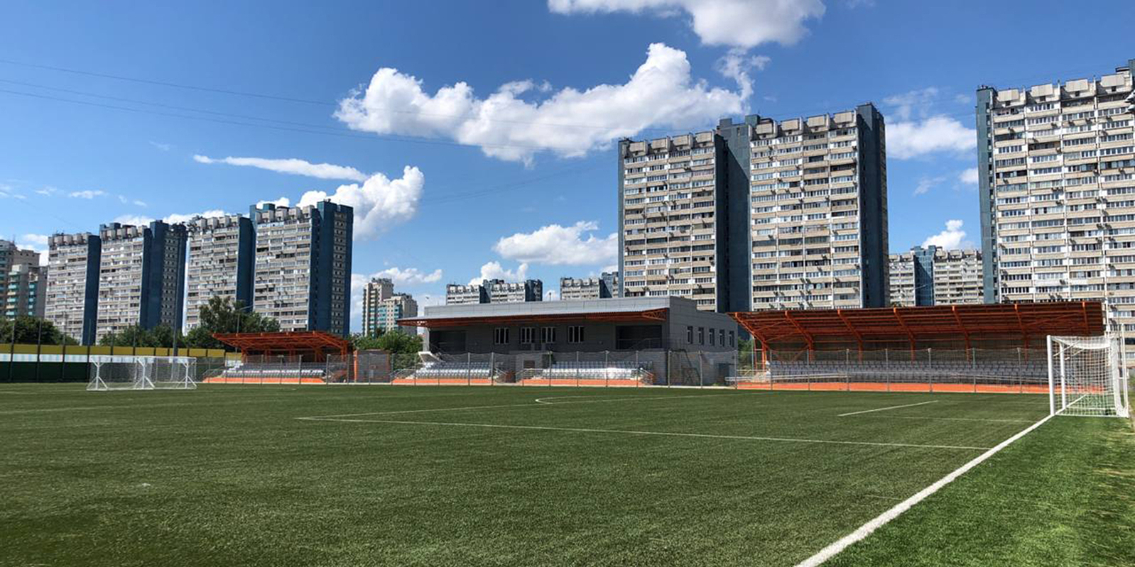 В районе Ясенево построили футбольное поле с подогревом 