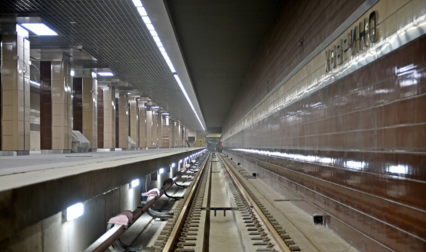 Khovrino_(Moscow_Metro),_track.jpg