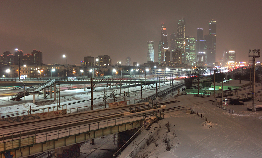 Moscow,_night_view_south-east_from_Zvenigorodskoye_overpass.jpg