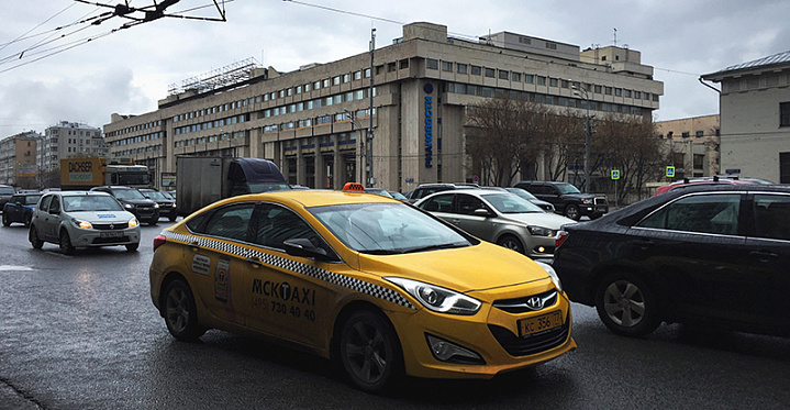 В Госдуме предлагают запретить иностранцам работать в такси