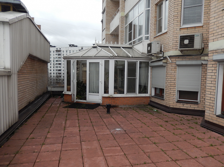 Москвич по требованию Мосжилинспекции разобрал зимний сад на крыше дома