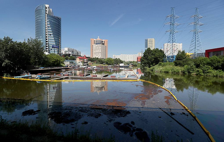 Названы сроки очистки Химкинского водохранилища после утечки нефтепродуктов