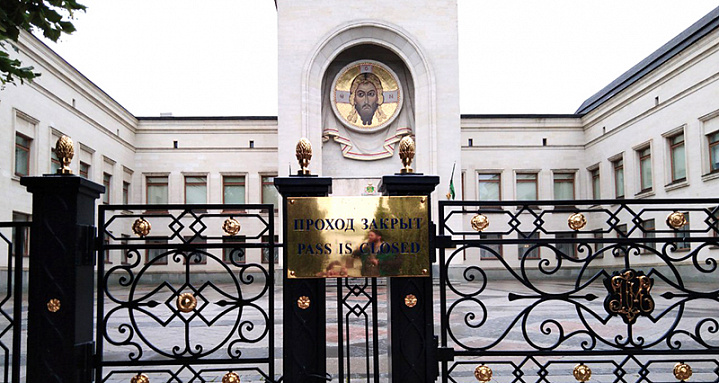 «Получите благословение на имплантат»: как живет «самый православный» район Москвы