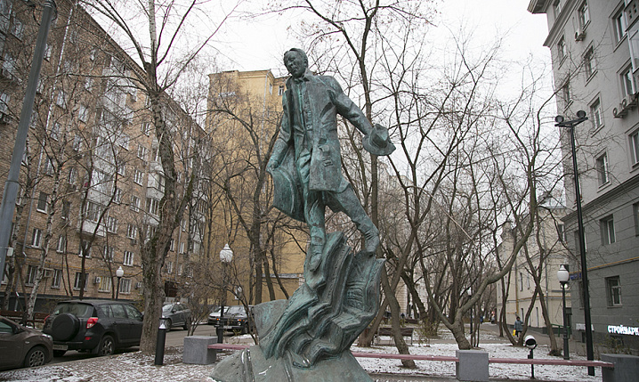Памятник Булгакову в Москве открылся сам