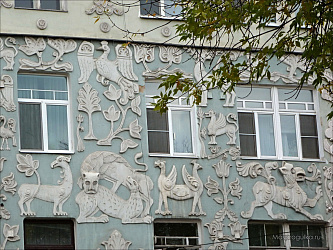 Показываем московские здания, декор которых изображает животных