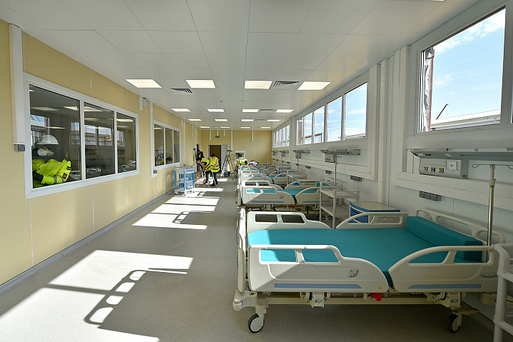 Строительство инфекционной больницы в Новой Москве: рабочие приступили к внутренней отделке