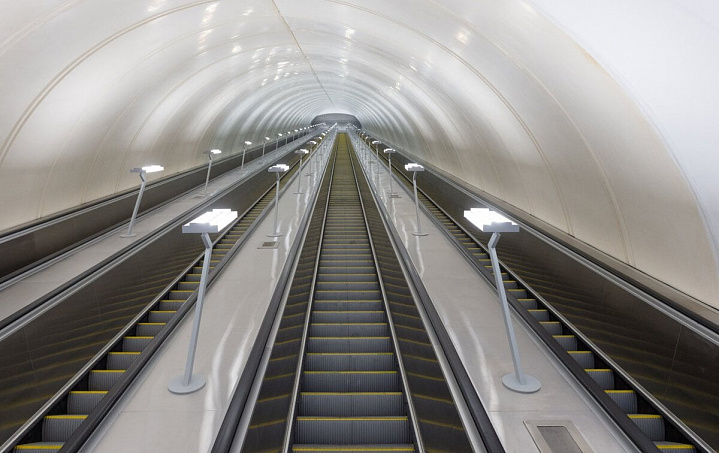 В московском метро смонтировали часть самого длинного эскалатора 