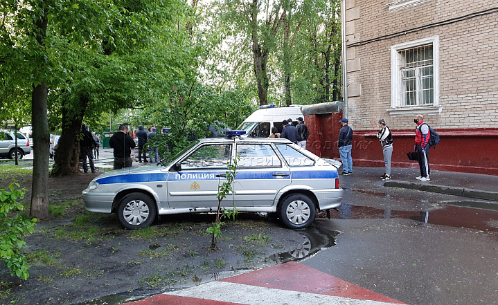 Москвич открыл стрельбу по окнам жилого дома 