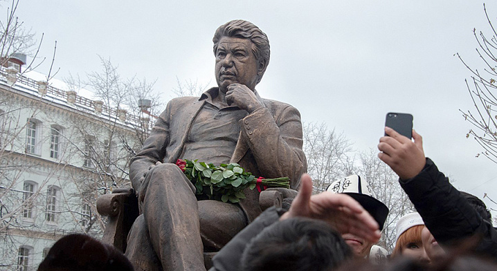В Даниловском районе открыли памятник Чингизу Айтматову