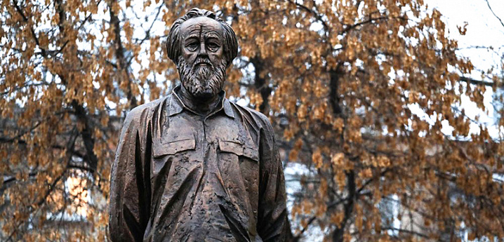 В Москве вандалы надругались над памятником Солженицыну