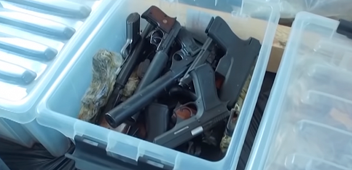 Изъятие тайника с оружием и боеприпасами: кадры оперативной съемки ФСБ