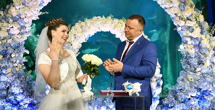 Более тысячи пар зарегистрируют брак в Москве накануне Дня народного единства