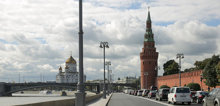На Кремлевской набережной столкнулись три автомобиля