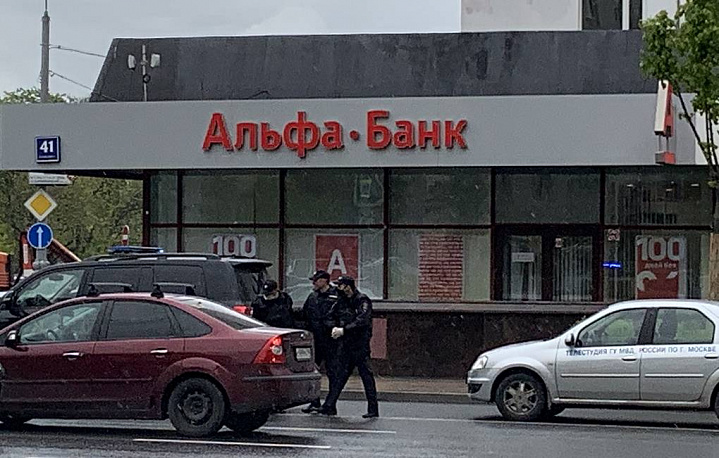 Полицейские взяли штурмом отделение банка, захваченное злоумышленником